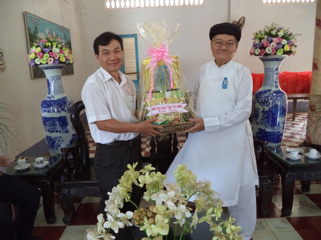 The Tay Ninh provincial Committee for Religious Affairs visits and presents gifts to the Caodai Tay Ninh Church